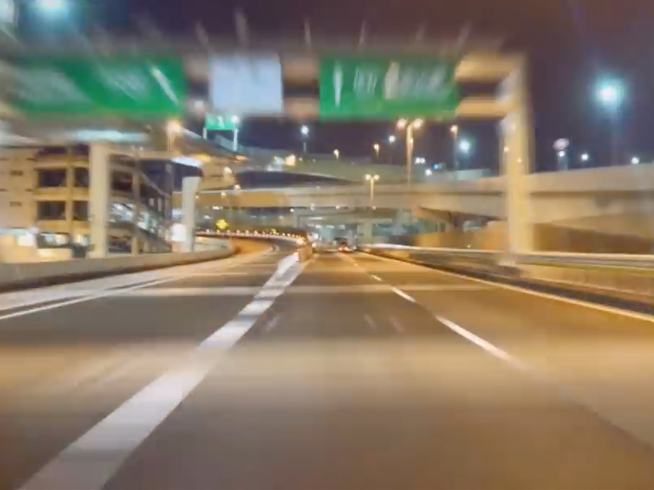 深夜の高速道路